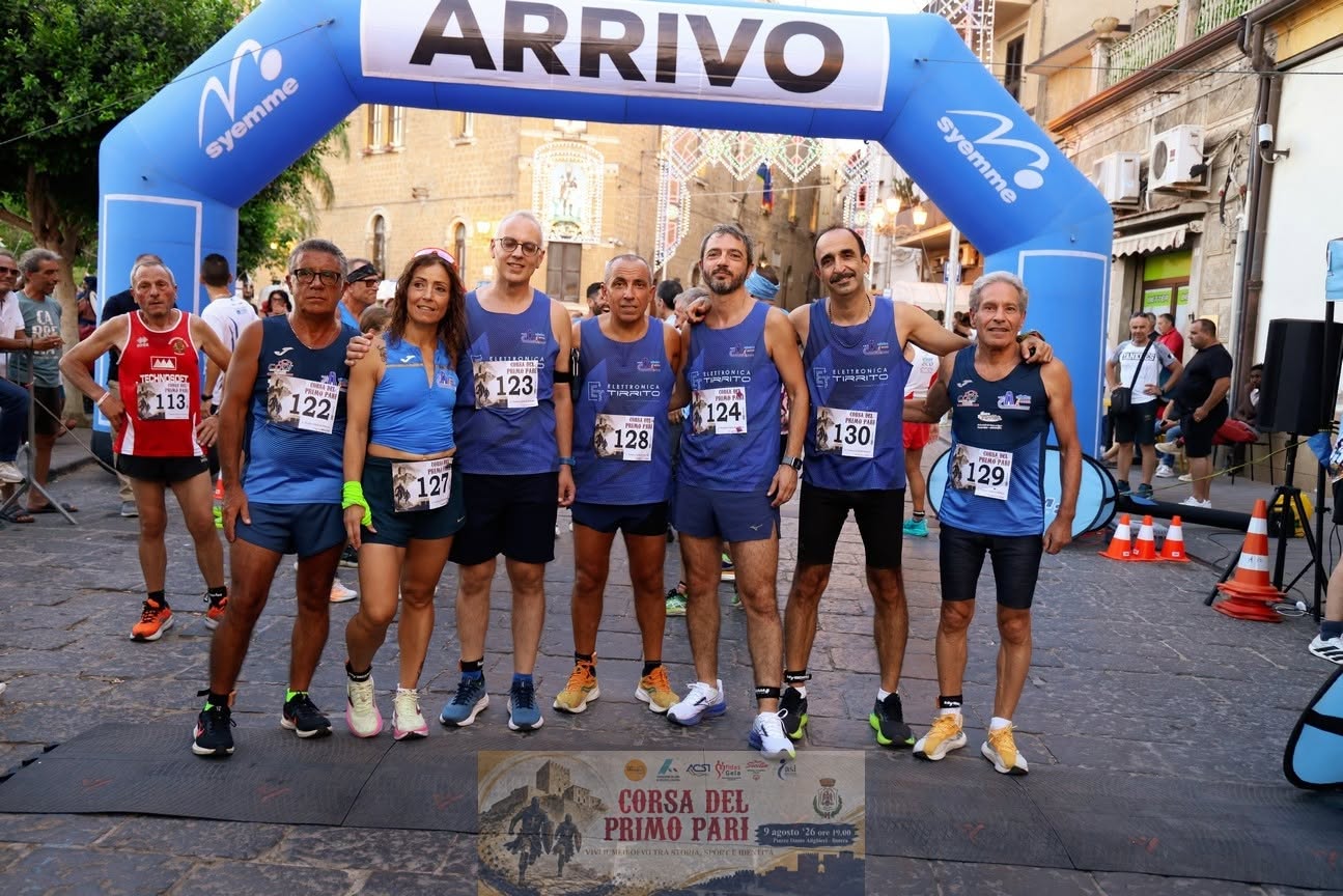 La squadra sotto l'arco d'arrivo della Corsa del Primo Pari a Butera