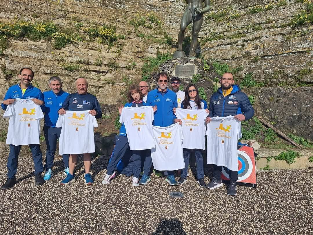La squadra con le magliette della gara del Castello