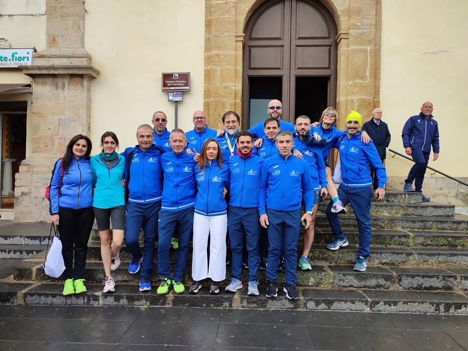 Foto di gruppo della squadra in tuta sociale